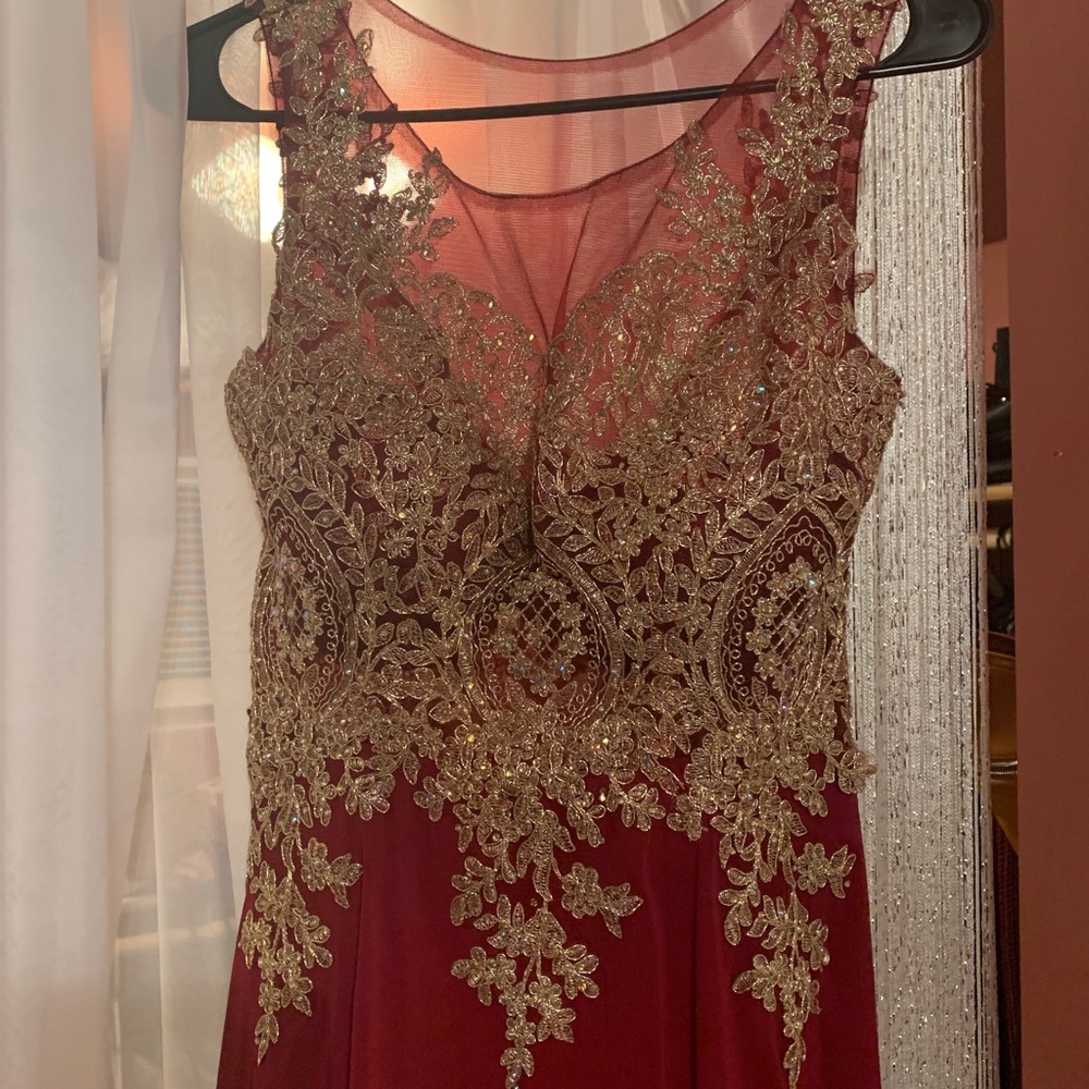 Flowy burgundy/gold dress